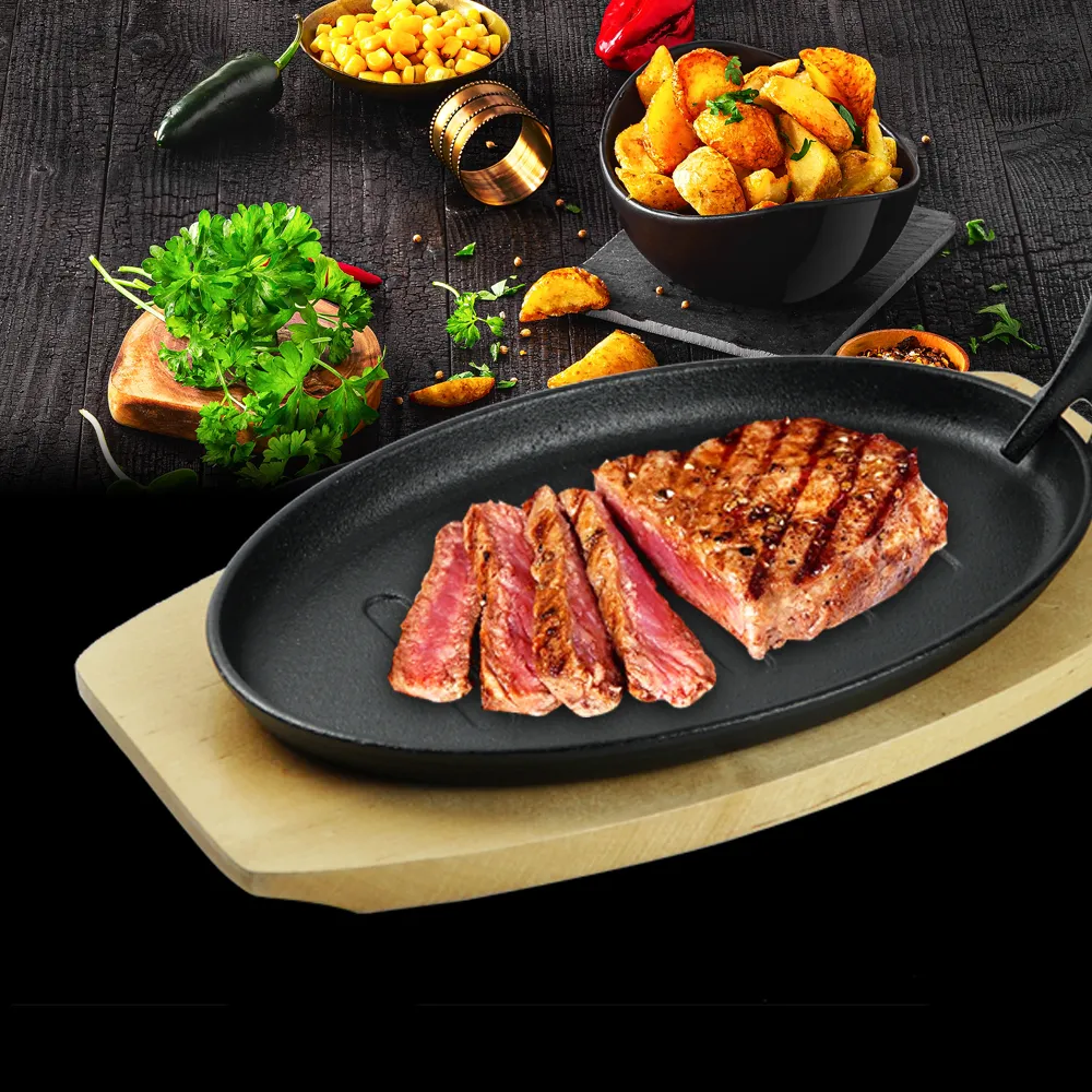 The cast-iron steak plate and oval-shaped frying pan with a wooden base are suitable for kitchens and dining rooms