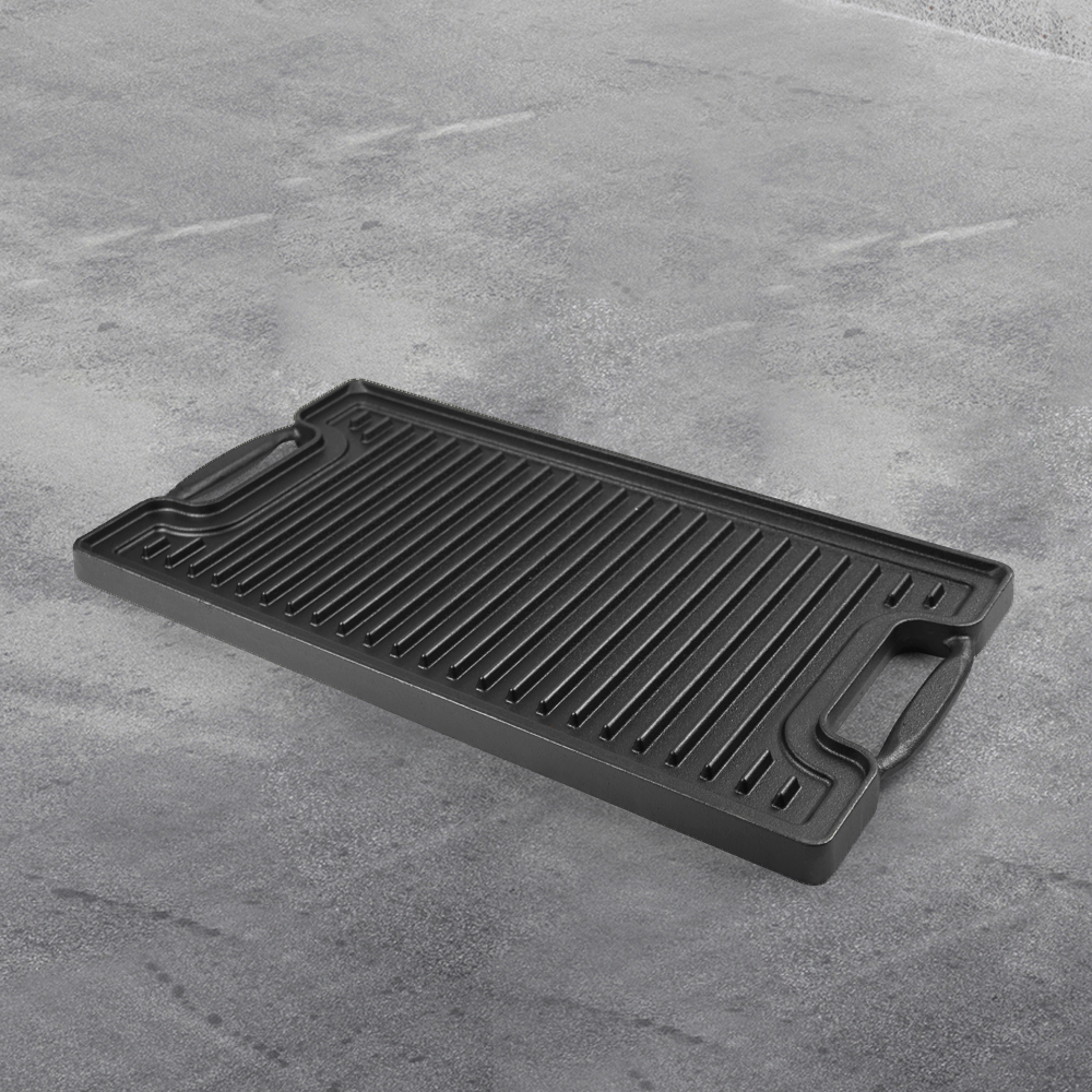 Double-sided cast iron double-burner baking tray, multi-purpose pre-treated pancake pan with handle - suitable for most stoves, grills and fireplaces.