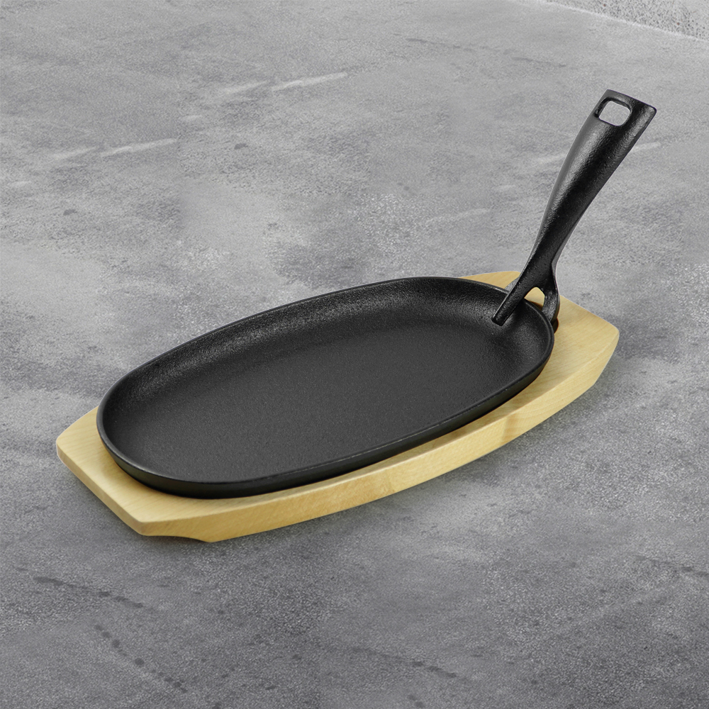 Oval cast iron Fajita frying pan steak plate with wooden base and cast iron handle, suitable for family restaurants, barbecues, weddings, autumn parties