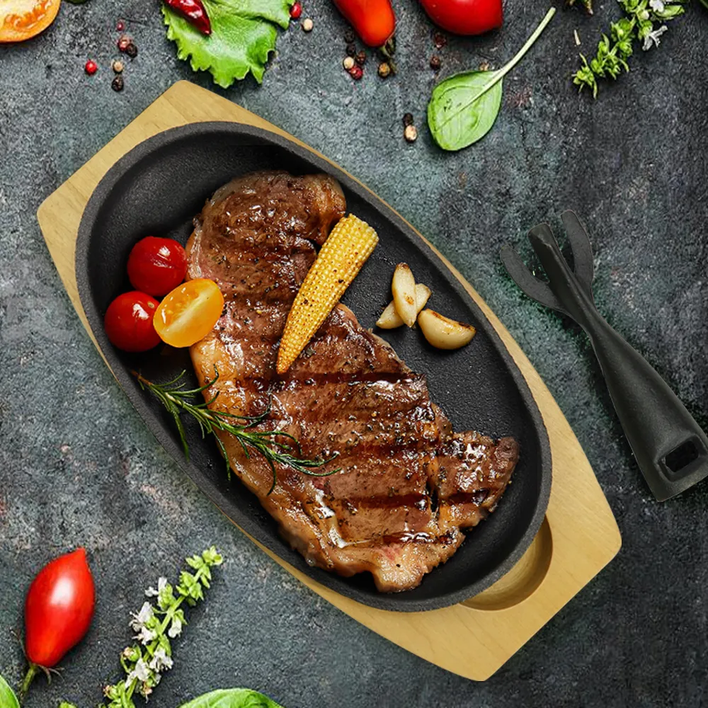 Oval cast iron Fajita frying pan steak plate with wooden base and cast iron handle, suitable for family restaurants, barbecues, weddings, autumn parties