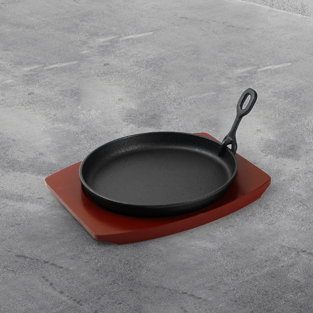 Non-stick cast round iron baking tray with wooden base, suitable for steak, Fajitas, vegetables and seafood