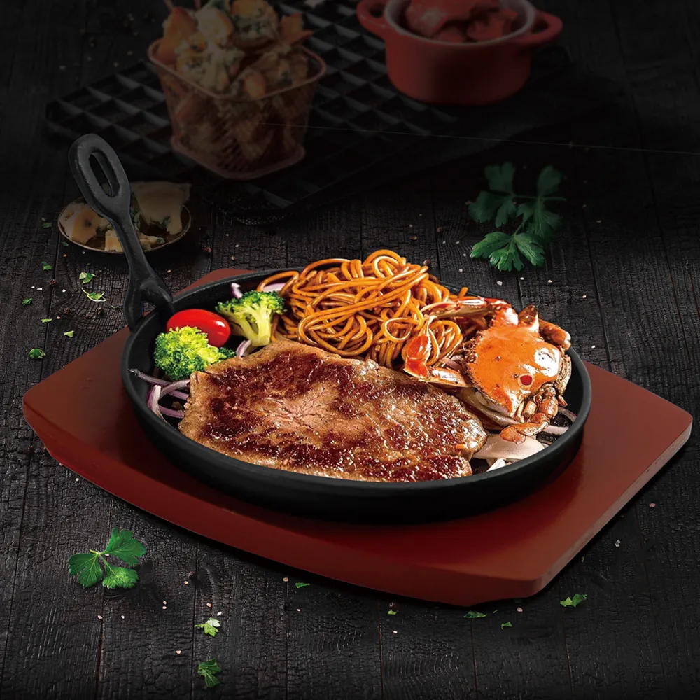 Non-stick cast round iron baking tray with wooden base, suitable for steak, Fajitas, vegetables and seafood