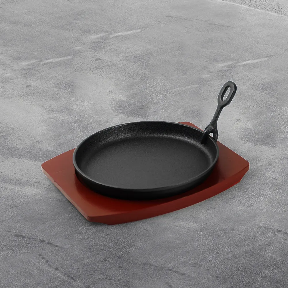 Non-stick cast round iron baking tray with wooden base, suitable for steak, Fajitas, vegetables and seafood