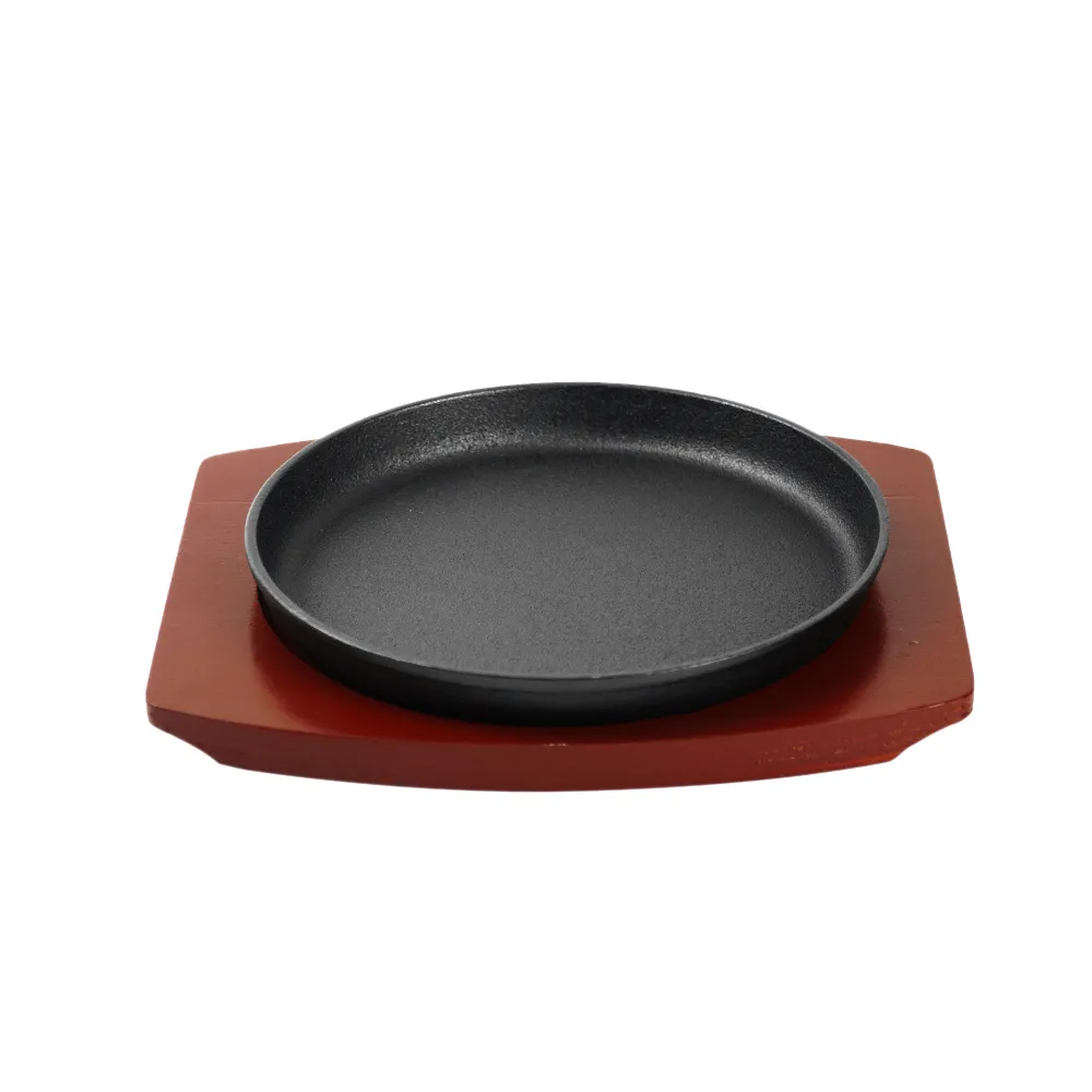 Non-stick cast round iron baking tray with wooden base, suitable for steak, Fajitas, vegetables and seafood