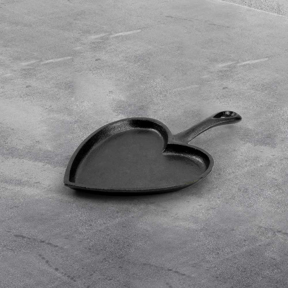 Mini cast-iron frying pan, heart-shaped egg frying pan, suitable for stoves and ovens, both indoor and outdoor use