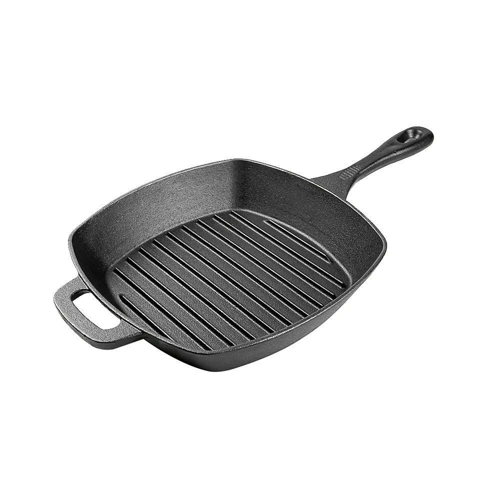 A cast iron square grilling pan with a grain pattern and an auxiliary handle is used for grilling, frying and stir-frying