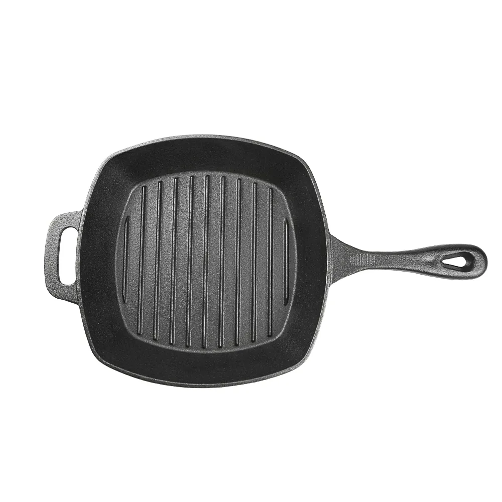 A cast iron square grilling pan with a grain pattern and an auxiliary handle is used for grilling, frying and stir-frying