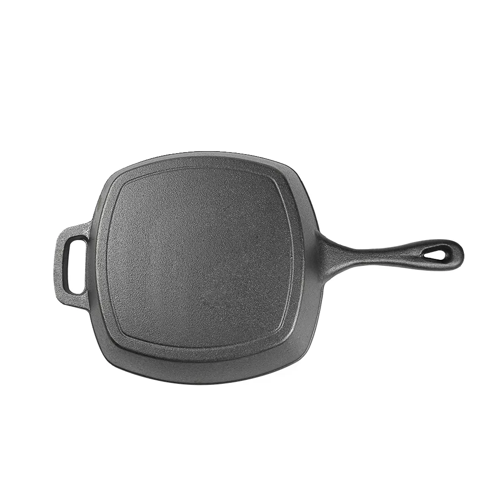 A cast iron square grilling pan with a grain pattern and an auxiliary handle is used for grilling, frying and stir-frying