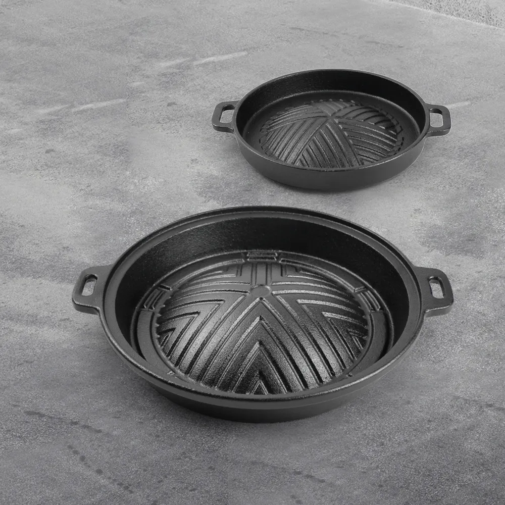 A cast-iron round frying pan, suitable for mobile breakfast, lunch and snacks such as pancakes, tortillas and eggs
