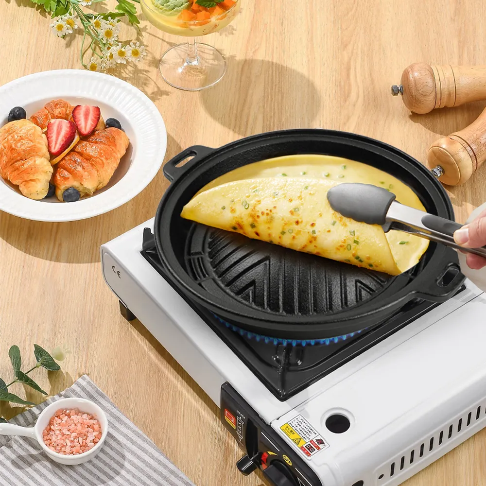 A cast-iron round frying pan, suitable for mobile breakfast, lunch and snacks such as pancakes, tortillas and eggs