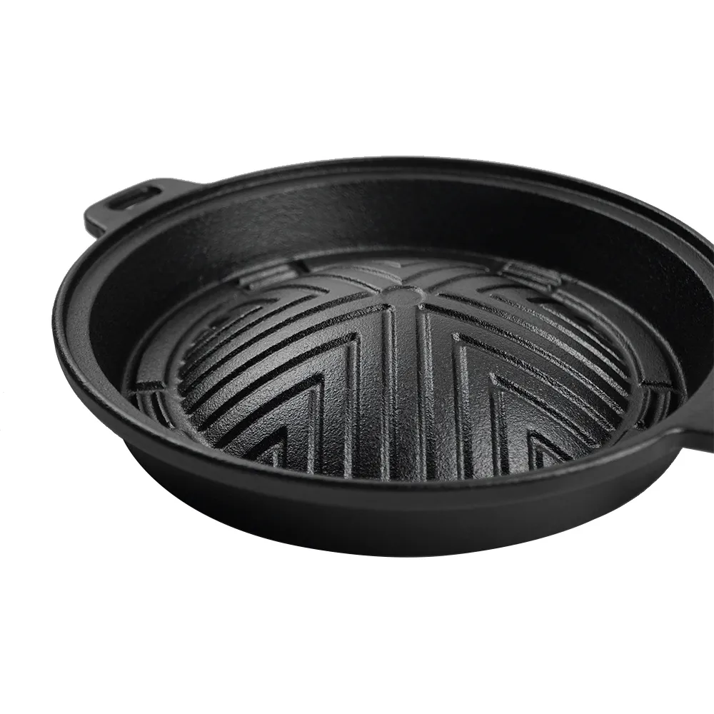 A cast-iron round frying pan, suitable for mobile breakfast, lunch and snacks such as pancakes, tortillas and eggs