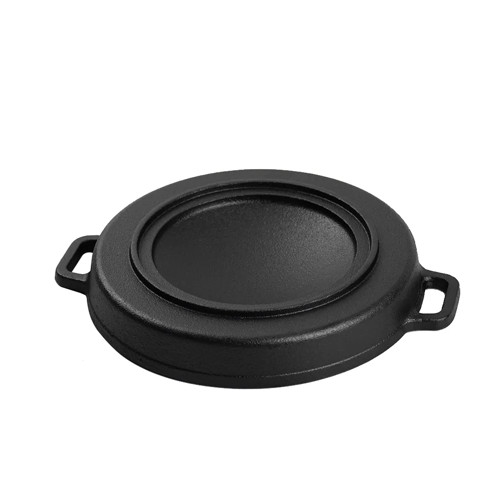 A cast-iron round frying pan, suitable for mobile breakfast, lunch and snacks such as pancakes, tortillas and eggs