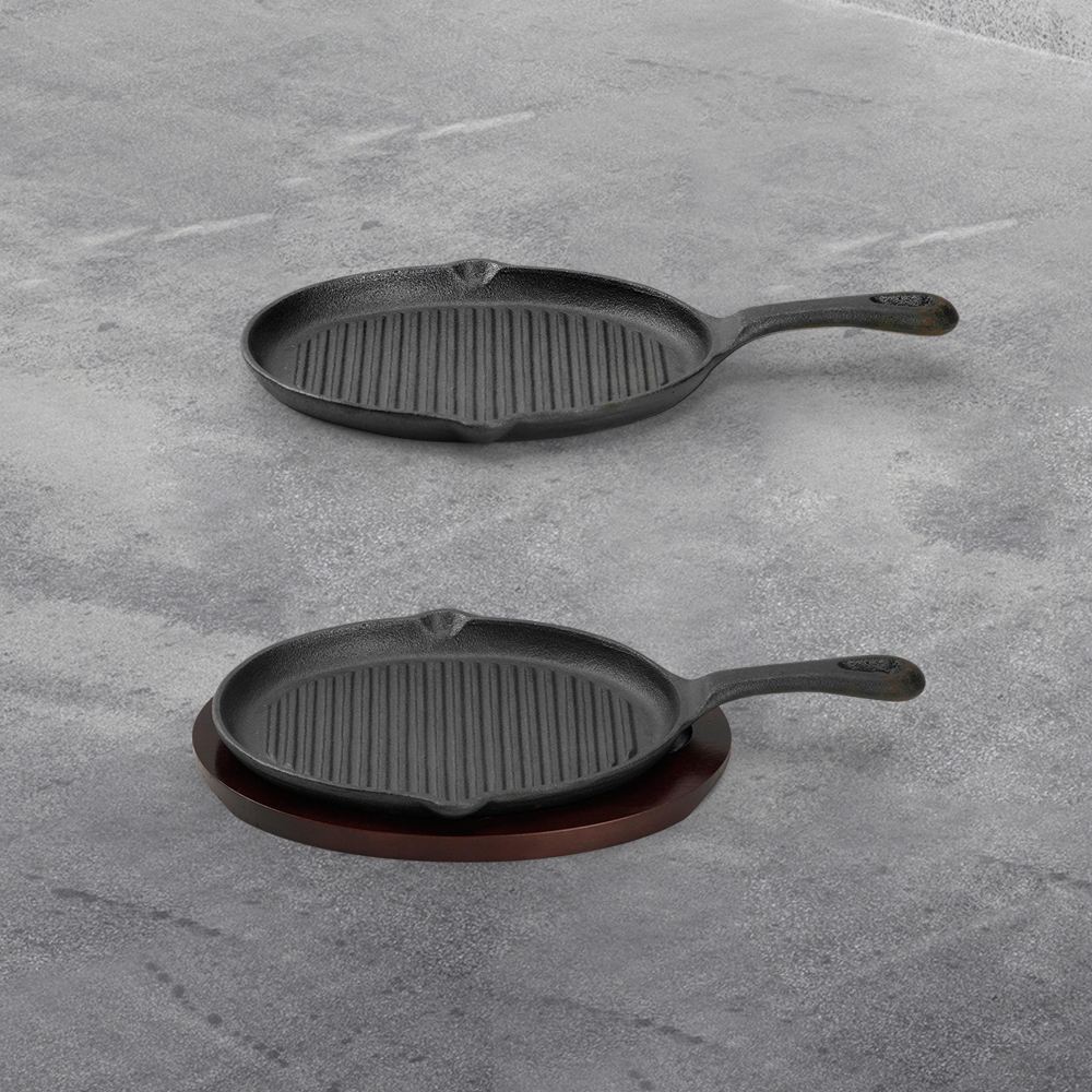 Fajita cast-iron frying pan with a wooden tray