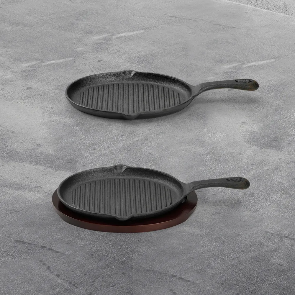 Fajita cast-iron frying pan with a wooden tray