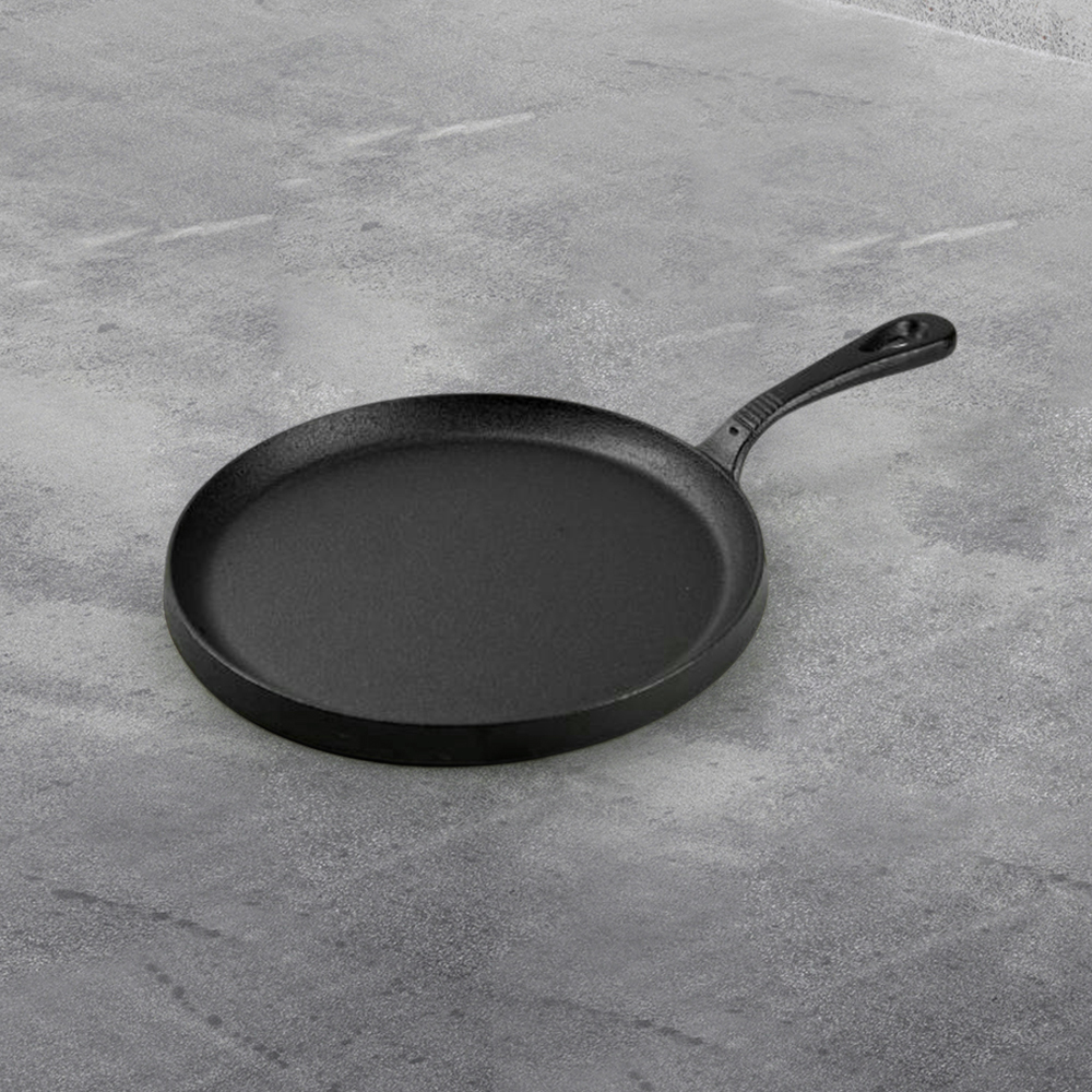 Cast iron round baking tray, suitable for stoves, ovens, barbecue grills and bonfires.
