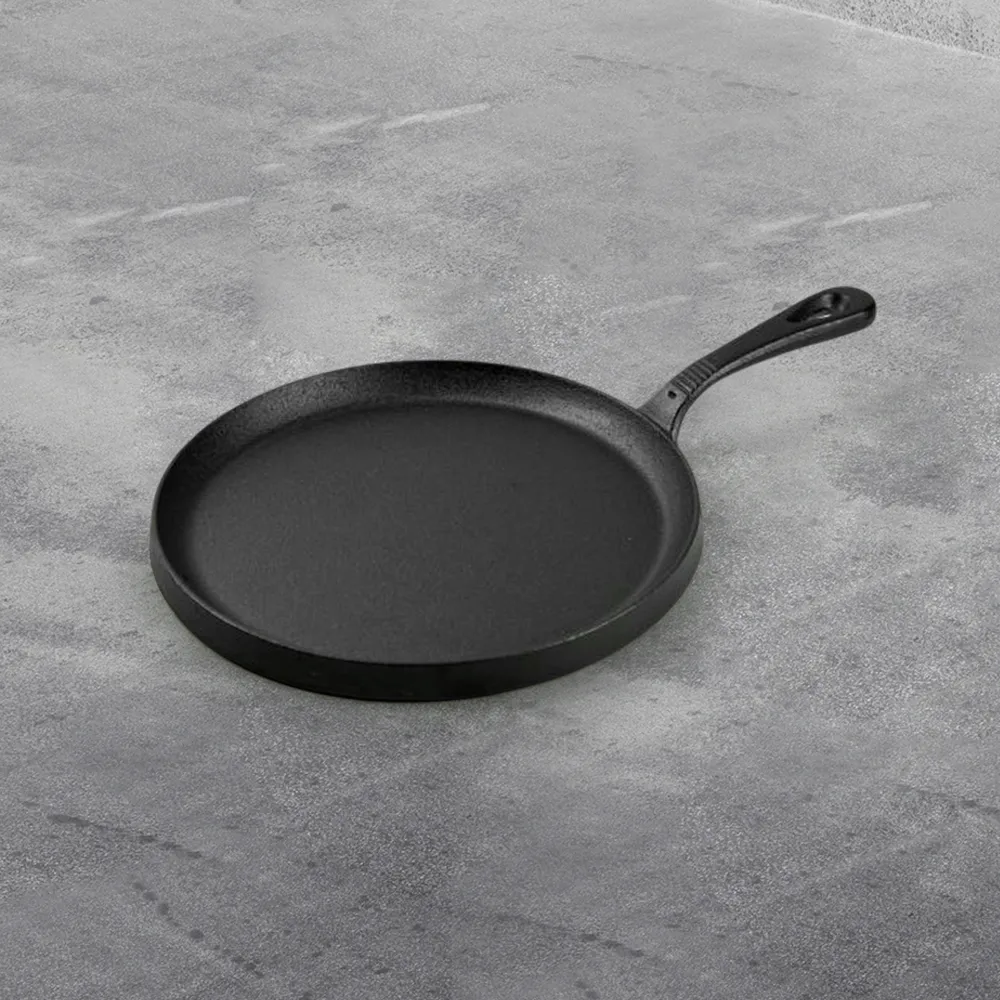Cast iron round baking tray, suitable for stoves, ovens, barbecue grills and bonfires.
