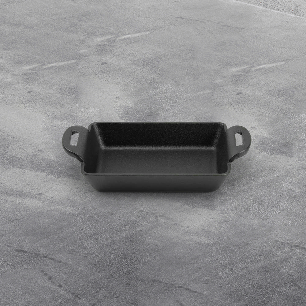 Mini square cast iron frying pan with double handles, suitable for indoor and outdoor picnics in the kitchen