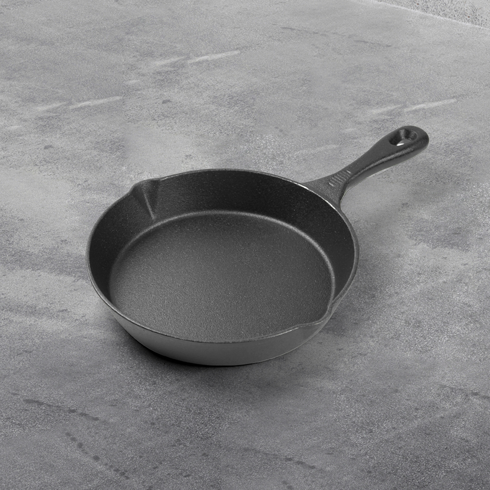 Flat-bottomed cast iron frying pan - suitable for grilling, frying and stir-frying