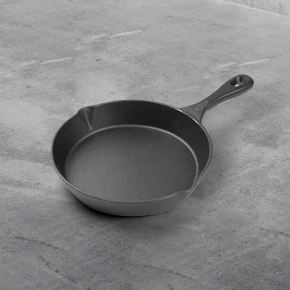 Flat-bottomed cast iron frying pan - suitable for grilling, frying and stir-frying