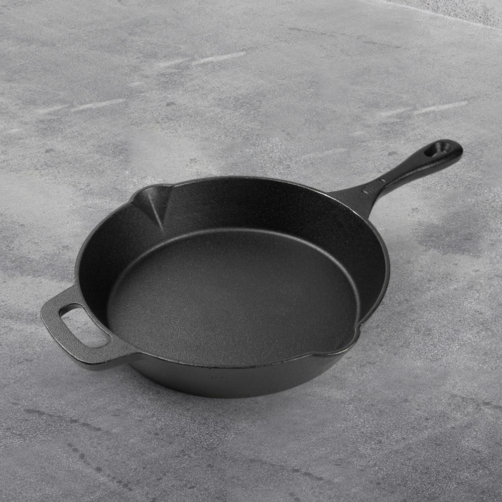 Cast iron frying pan with auxiliary handle and backflow port, suitable for frying, deep-frying and baking pies and fruit pies
