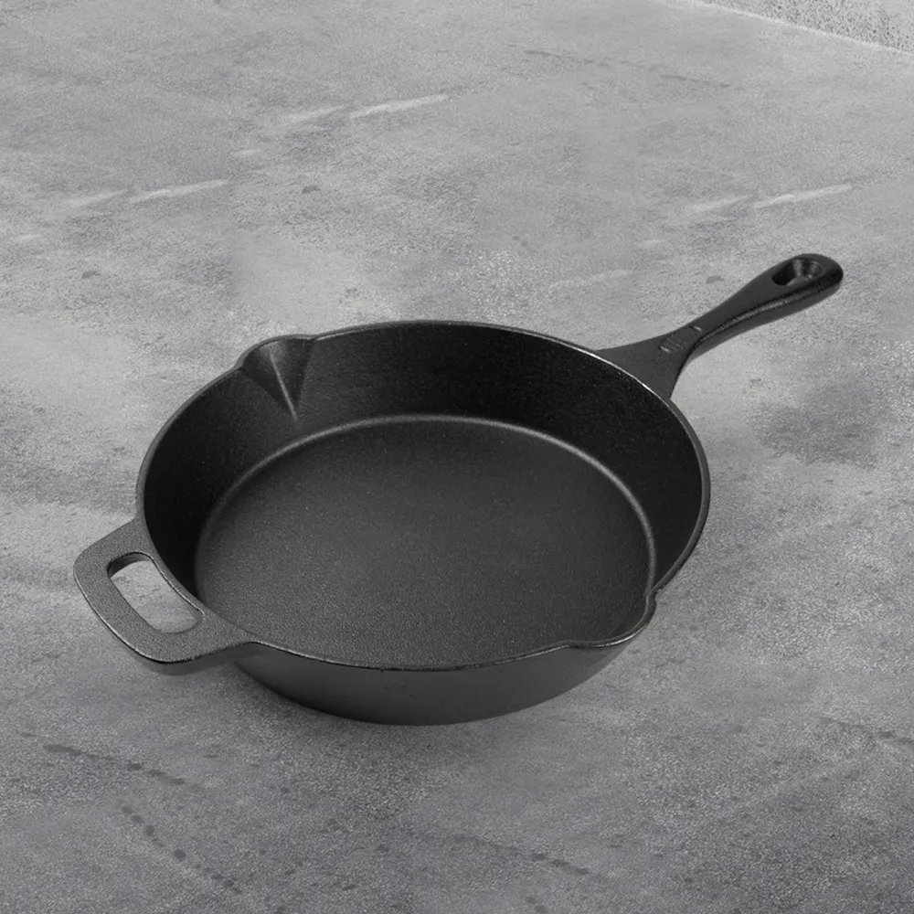 Cast iron frying pan with auxiliary handle and backflow port, suitable for frying, deep-frying and baking pies and fruit pies