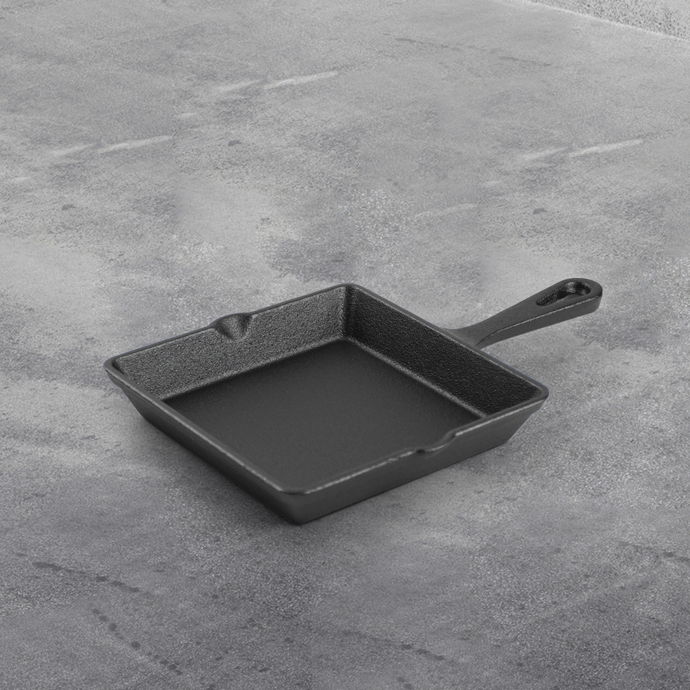 Cast iron mini omelette pan with double spouts and handle