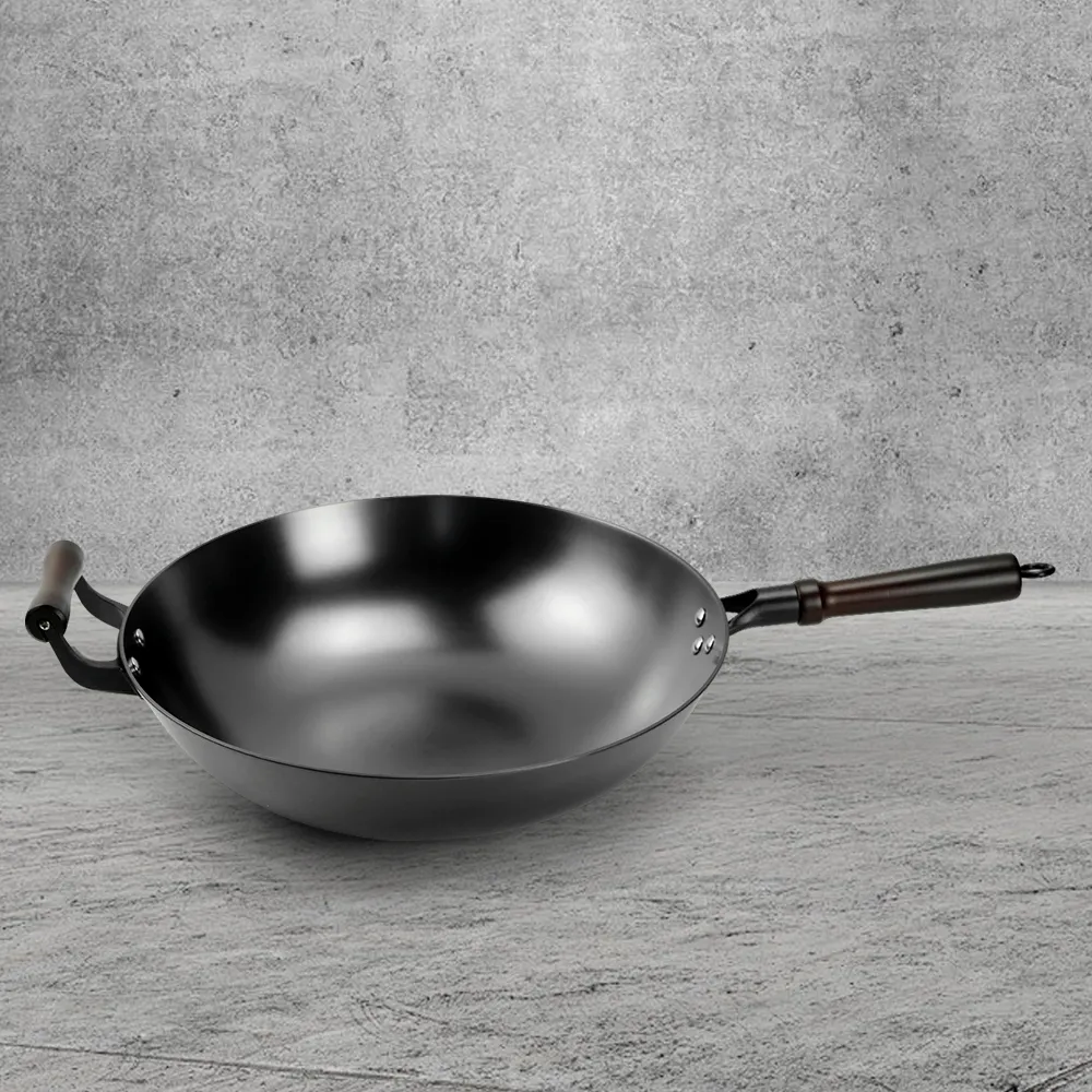 Nitrided cast iron wok - round bottom