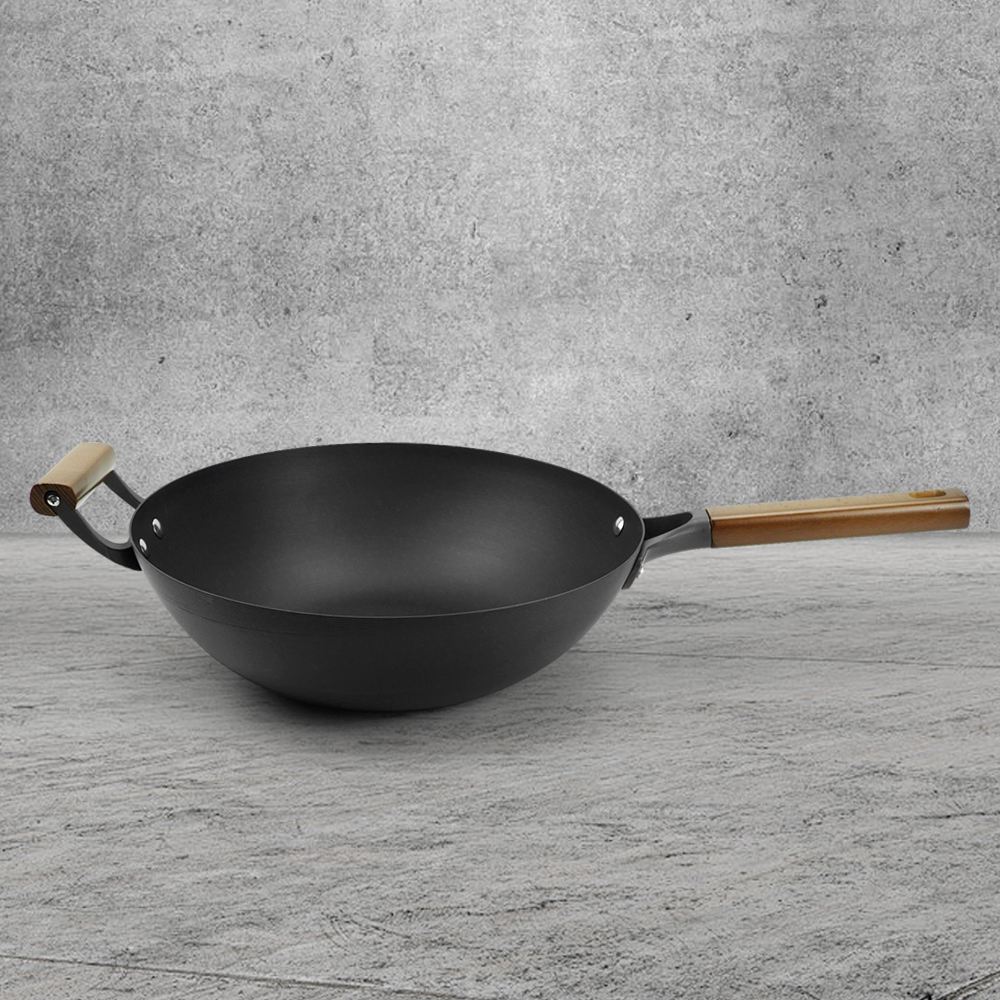 Nitrided cast iron wok with auxiliary handle