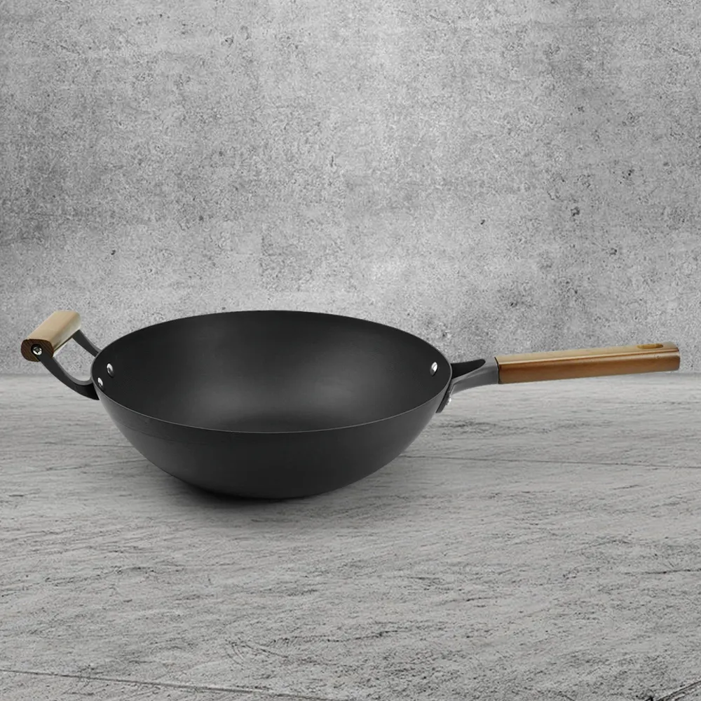 Nitrided cast iron wok with auxiliary handle
