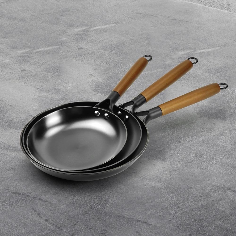 Nitrided cast iron frying pan, wooden-handled frying plate