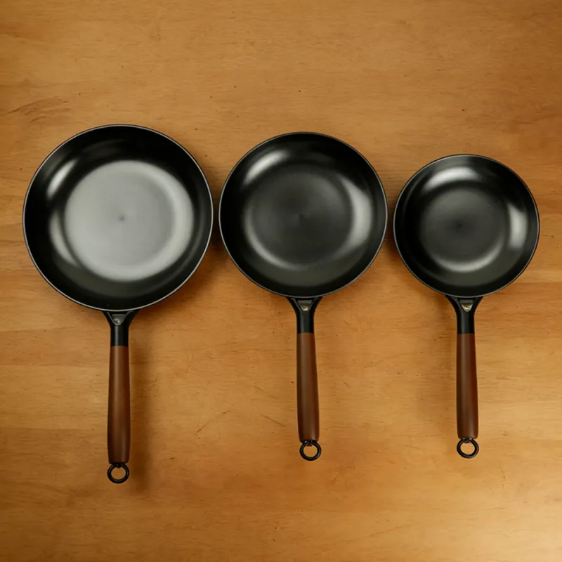 Nitrided cast iron frying pan, wooden-handled frying plate