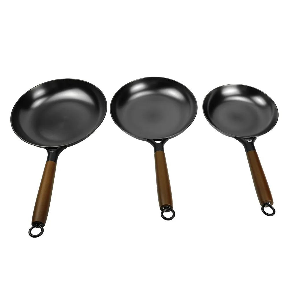 Nitrided cast iron frying pan, wooden-handled frying plate