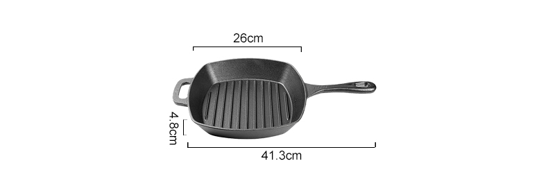 A cast iron square grilling pan with a grain pattern and an auxiliary handle is used for grilling, frying and stir-frying
